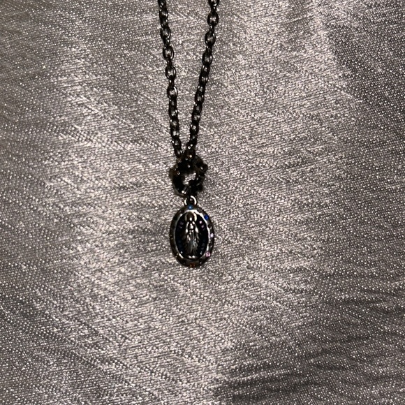 Virgin Mary charm and chain - Picture 2 of 5